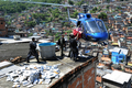 ブラジル・リオデジャネイロ（Rio de Janeiro）北部のスラム街で行われた麻薬組織の制圧作戦で、押収したマリフアナ6トンをヘリに積む機動隊隊員（2010年11月28日撮影）。(c)AFP/Evaristo SA