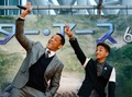 米俳優ウィル・スミス（Will Smith）と息子のジェイデン・スミス（Jaden Smith）が1日、都内で行われた新作映画『アフター・アース（After Earth）』のPRイベントに出席した。地元の中学生と記念撮影をするなどし、イベントは大いに盛り上がった。同作は6月21日から全国で公開される（2013年5月1日撮影）。(c)AFP/Toru YAMANAKA
