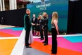英ロンドンで、第1回「アースショット賞」授賞式で出席者と言葉を交わす英国のウィリアム王子とキャサリン妃（2021年10月17日撮影）。(c)Alberto Pezzali / POOL / AFP