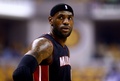 13-14NBAプレーオフ・イースタンカンファレンス決勝（7回戦制）、インディアナ・ペイサーズ（Indiana Pacers）対マイアミ・ヒート（Miami Heat）第2戦。試合に臨むマイアミ・ヒートのレブロン・ジェームズ（LeBron James、2014年5月20日撮影）。(c)AFP/Getty Images/Andy Lyons