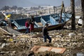 地震に襲われたチリ・コキンボで、津波により損壊した港を歩く人々（2015年9月17日撮影）。(c)AFP/MARTIN BERNETTI