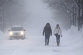 暴風雪に見舞われた米マサチューセッツ州ボストン市内を歩く人々（2015年2月15日撮影）。(c)AFP/Getty Images/Scott Eisen