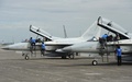 フィリピン・パンパンガ州のクラーク空軍基地で、韓国製戦闘機「FA-50」を検査する、韓国航空宇宙産業の地上整備員ら（2015年11月28日撮影）。(c)AFP/TED ALJIBE