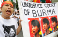 東京・渋谷の繁華街で、ミャンマーの民主化指導者アウン・サン・スー・チー（Aung San Suu Kyi）さんの解放を求めて行進する在日ミャンマー人ら（2009年8月23日撮影）。(c)AFP/Toru YAMANAKA