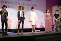 都内で開催されたヘアスタイリングブランド「サンスター VO5」の新作「スーパーキープヘアスプレイ」発表会。オススメのアレンジを提案するヘアスタイリストのシャーリー・ル・マンデュ（CHARLIE LE MINDU、右）とメイクを担当したSHIMAの奈良裕也（Yuya Nara、左）とモデルたち（2011年3月8日撮影）。(c)MODE PRESS