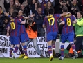 09-10スペイン1部リーグ第24節、FCバルセロナ（%%FC Barcelona%%）対マラガ（%%Malaga CF%%）。試合はバルセロナが2-1で勝利した。写真は後半38分にリオネル・メッシ（%%Lionel Messi%%）が挙げた決勝点に歓喜するFCバルセロナの選手たち。（2010年2月27日撮影）(c)AFP/LLUIS GENE