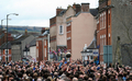 英イングランド中部ダービーシャー（Derbyshire）州アッシュボーン（Ashbourne）で21日から2日間、恒例のフットボール大会、｢ロイヤル・シュローブタイド・フットボール（Royal Shrovetide Football）｣が行われた。
　
　毎年、キリスト教「灰の水曜日（Ash Wednesday）」に行われる、このフットボール大会は、町全体をピッチに見立て、約5キロ離れたゴールを目指し、数千人の住民がひとつのボールを追いかけて町中を走り回る豪快なスポーツで、数世紀をさかのぼる伝統を持つ。

　アッシュボーンの住民たちは、街の真ん中を流れるヘンモア（Henmore）川を境に、｢アッパーズ（Up’ards、上手チーム）｣と｢ダウナーズ（Down’Ards、下手チーム）｣に別れて試合を行う。

　写真は、ボールを奪い合う参加者たち（2012年2月21日撮影）。(c)AFP/PAUL ELLIS