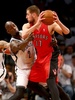 13-14NBAプレーオフ1回戦（7回戦制）、ブルックリン・ネッツ（Brooklyn Nets）対トロント・ラプターズ（Toronto Raptors）第6戦。トロント・ラプターズのヨナス・バランシウナス（Jonas Valanciunas）をマークするブルックリン・ネッツのケビン・ガーネット（Kevin Garnett、2014年5月2日撮影）。(c)AFP/Getty Images/Elsa