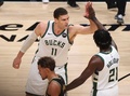 20-21NBAプレーオフ、イースタンカンファレンス決勝、アトランタ・ホークス対ミルウォーキー・バックス。ファイナル進出を喜ぶミルウォーキー・バックスのブルック・ロペス（左）とジュルー・ホリデー（2021年7月3日撮影）。(c)Kevin C. Cox/Getty Images/AFP