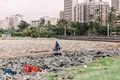 南アフリカ・ダーバンの港に漂う大量のごみ（2019年4月28日撮影）。(c)RAJESH JANTILAL / AFP