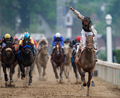 米国競馬のG1レース、第135回ケンタッキーダービー（%%135th Kentucky Derby%%、3歳、ダート10ハロン）がチャーチルダウンズ競馬場（Churchill Downs）で開催され、キャルヴィン・ボレル（%%Calvin Borel%%）騎手騎乗のマインザットバード（Mine That Bird）が、2着以下に6と3/4馬身差以上をつけて優勝した。写真はトップでフィニッシュし歓喜するボレル騎手。（2009年5月2日撮影）(c)AFP/Getty Images/Jamie Squire