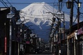 富士山を間近に望む山梨県富士吉田市の市街（2020年4月30日撮影）。(c)CHARLY TRIBALLEAU / AFP