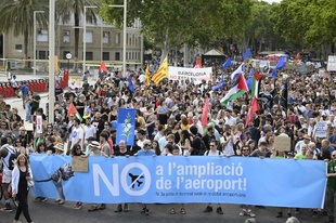 バルセロナ住民、オーバーツーリズムに抗議 スペイン