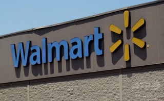 米デンバーのウォルマートで銃乱射、3人死亡 容疑者拘束 米デンバーのウォルマートで銃乱射、3人死亡 容疑者拘束