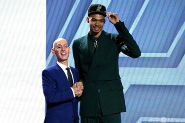 スパーズがウェンバンヤマを全体1位指名 NBAドラフト 写真4枚 国際
