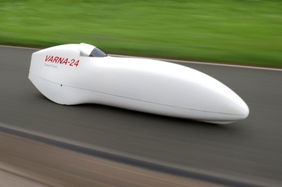 リカンベント自転車レーサー、24時間走行の新記録目指す