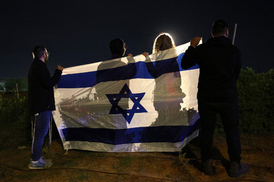 イスラエル、イランへの攻撃開始 米報道