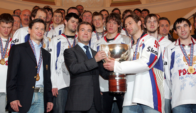 ロシアチームがメドベージェフ大統領に優勝報告