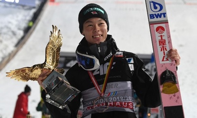 小林陵侑が4戦全勝でジャンプ週間総合優勝、史上3人目の快挙達成