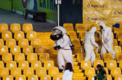 コロナ禍で仕事に変化？ マスコットがスタジアムで消毒作業 メキシコ