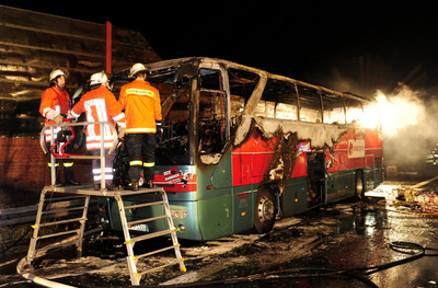 高速道路走行中のバス炎上、20人死亡 ドイツ