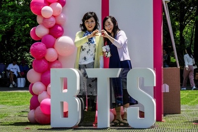 BTSファンイベントに長蛇の列 前日除隊のジンさんのハグ会も