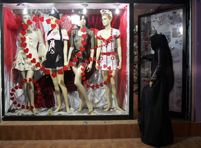 湾岸アラブ諸国初のポルノショップ、不倫の多さが開店の動機に