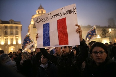 パリ連続襲撃、現場にシリア難民の旅券 「3チームに分かれ襲撃」