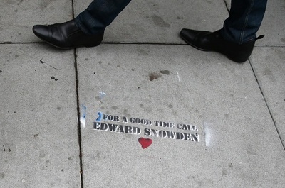 スノーデン氏亡命用チャーター機「手配完了」、ウィキリークス支援企業