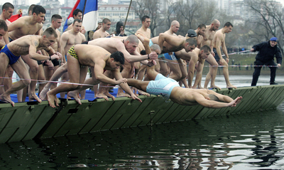 東欧各地で「神現祭」、冷水で身を清める信者たち