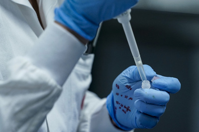 インドの薬剤師、自ら製造のコロナ治療薬を服用し死亡