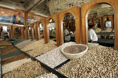 断食月「ラマダン」に備える中東の人々