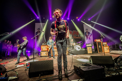 パリ襲撃被害の米バンド、再開した劇場から追い返される