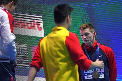 孫楊と英選手が表彰式で一触即発、FINAが両者に警告 世界水泳