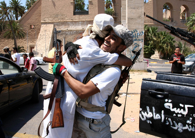 カダフィ大佐「徒歩で撤退した」、身柄拘束に懸賞金1億円超