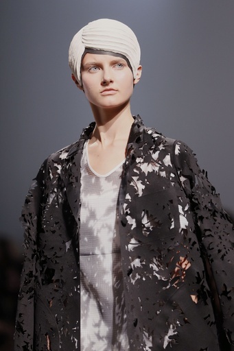 影をテーマにパリで新作発表、「アンリアレイジ」15年春夏