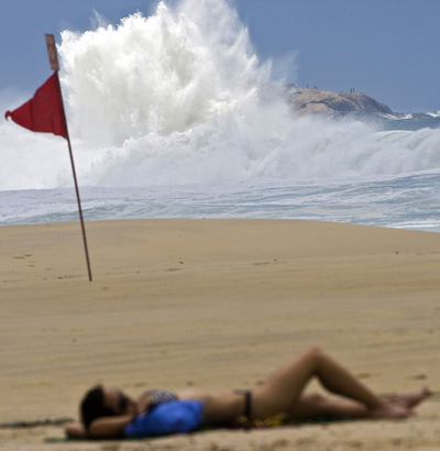 ビッグウェーブにめげずに日光浴、リオデジャネイロ