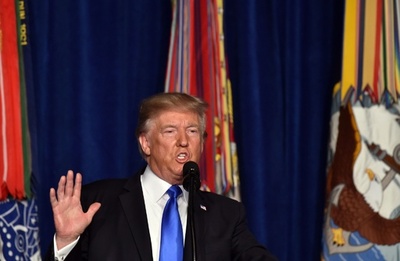 トランプ氏、アフガン駐留米軍の早期撤収を否定 公約撤回