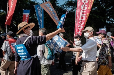 広島「原爆の日」、核廃絶求めるデモの隣で「厳粛さ」求める市民も