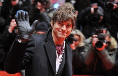 米俳優A・カッチャーとCNNのツイッター対決、カッチャー氏が勝利