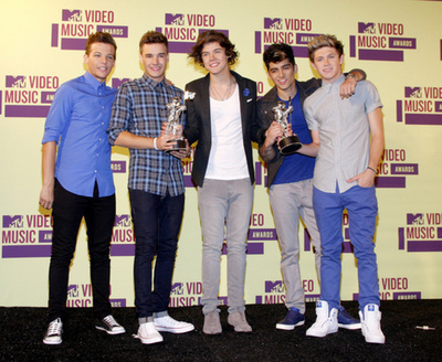 「ワン・ダイレクション」、女性用フレグランスを展開へ