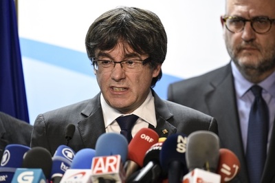 カタルーニャ前首相、スペイン首相に国外での協議提案 州議選勝利で