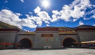 中国で世界最長の超高標高道路トンネルが全線貫通