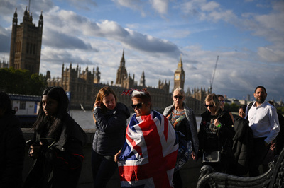 長蛇の列は「英国らしさ」？ 女王の弔問に誇り