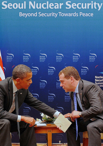 マイクが拾った米露大統領の会話、共和党が一斉に非難