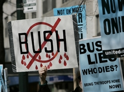 変化するイラク戦争の根拠、フセイン打倒からアルカイダ、イランへ