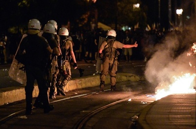 ギリシャ危機、ユーロ圏が交渉開始を承認 ECBは支援枠を拡大