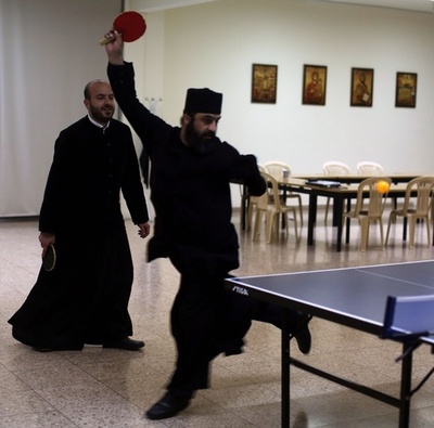 ギリシャ正教の聖職者、卓球で息抜き レバノン