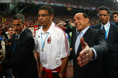 ＜サッカー 欧州チャンピオンズリーグ＞ミランのロナウドとベルルスコーニ会長が試合会場に到着