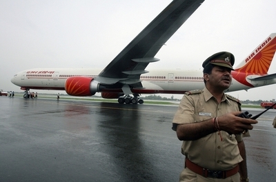エア・インディア機内からヘビ、現在も逃亡中
